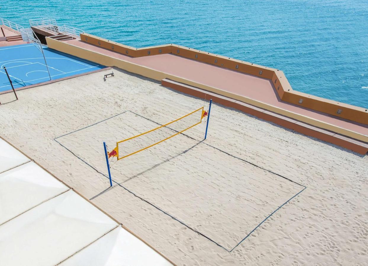 Radisson Blu Hotel, Kuwait Kuwait City Exteriér fotografie The beach tennis court