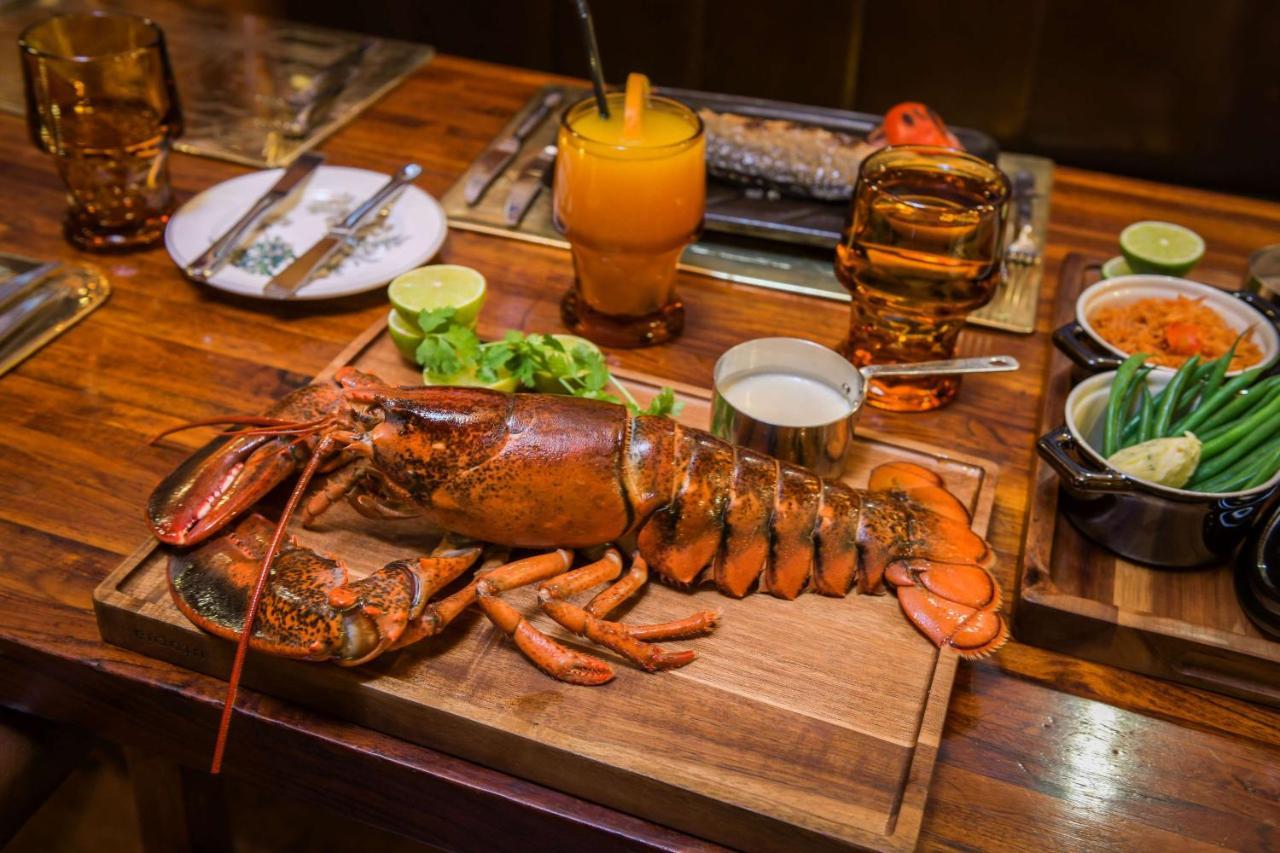 Radisson Blu Hotel, Kuwait Kuwait City Exteriér fotografie A lobster prepared at the restaurant