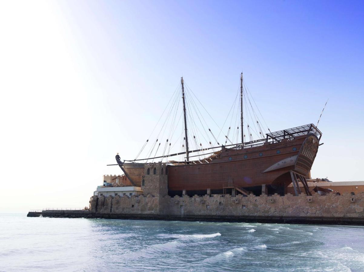 Radisson Blu Hotel, Kuwait Kuwait City Exteriér fotografie A traditional dhow in the port of Al-Barka