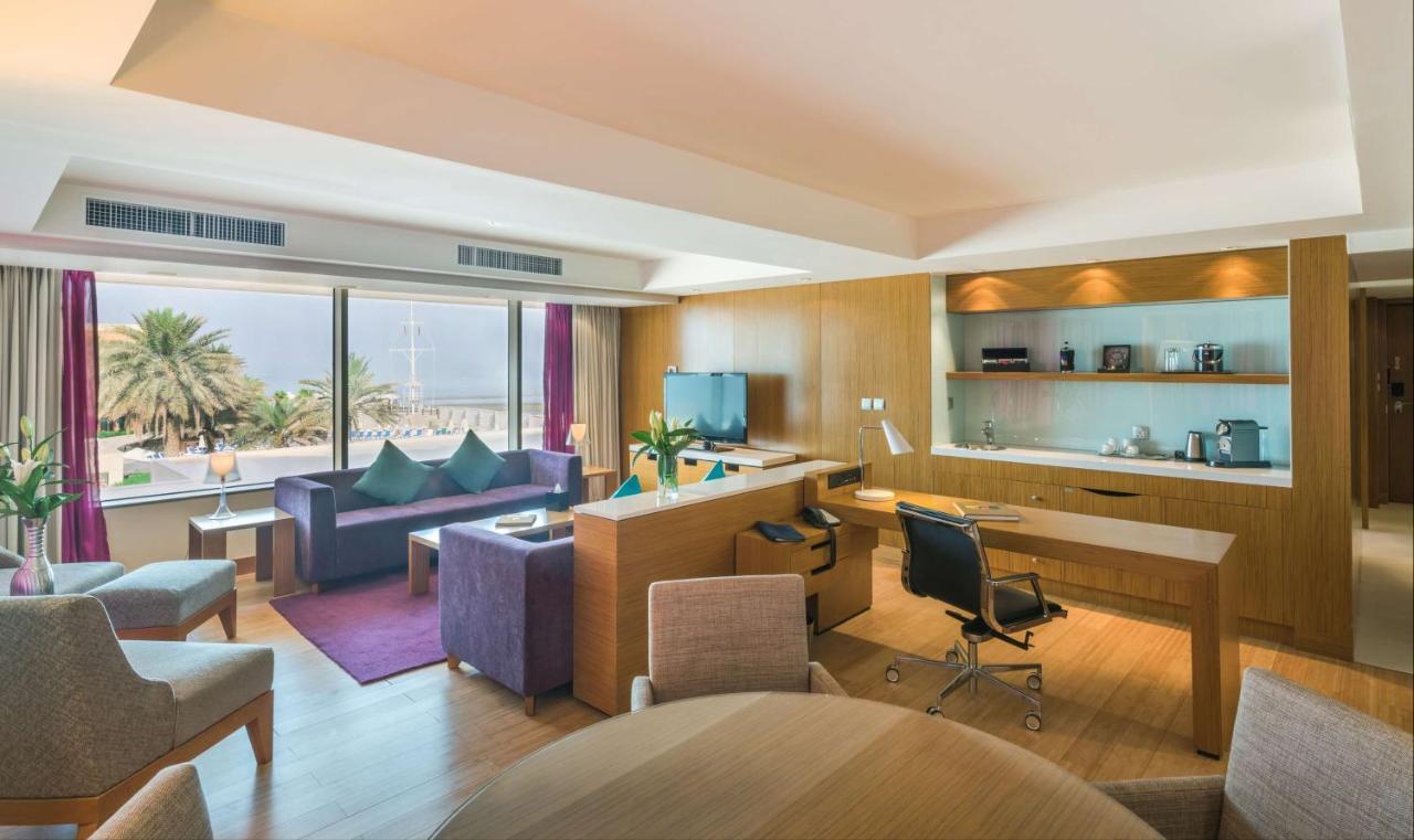 Radisson Blu Hotel, Kuwait Kuwait City Exteriér fotografie Suite at the Jumeirah Beach Hotel