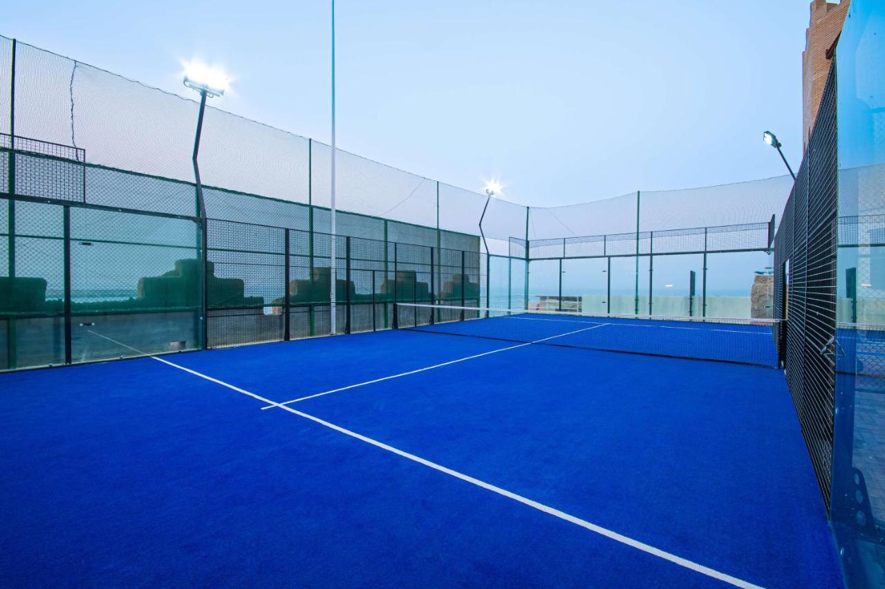 Radisson Blu Hotel, Kuwait Kuwait City Exteriér fotografie A paddle tennis court